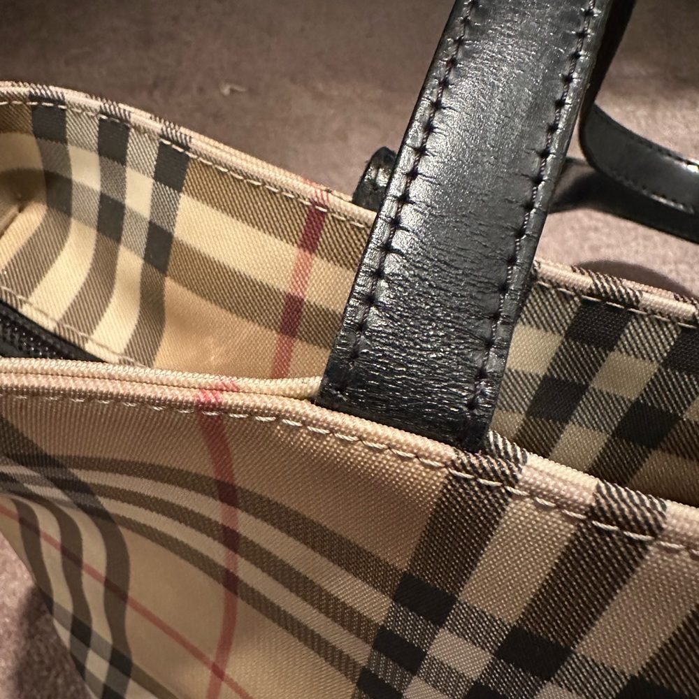 Vintage Burberry shoulder bag with zip closure - Picture 15 of 16